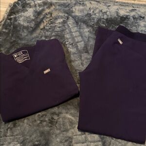 Figs Deep Purple Scrub Set
Top - S one pocket 
Pants - S Livingston